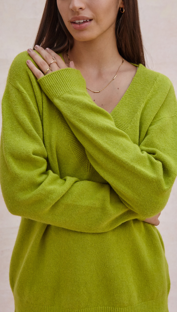 IVY SWEATER - DARK LIME