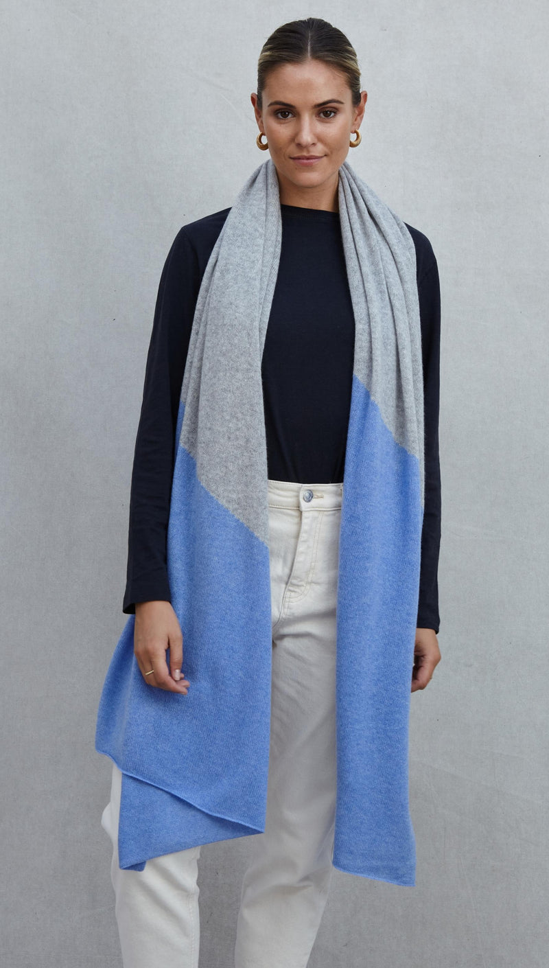 CASHMERE TRAVEL WRAP - LIGHT GREY MELANGE + SKY BLUE