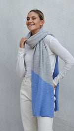 CASHMERE TRAVEL WRAP - LIGHT GREY MELANGE + SKY BLUE