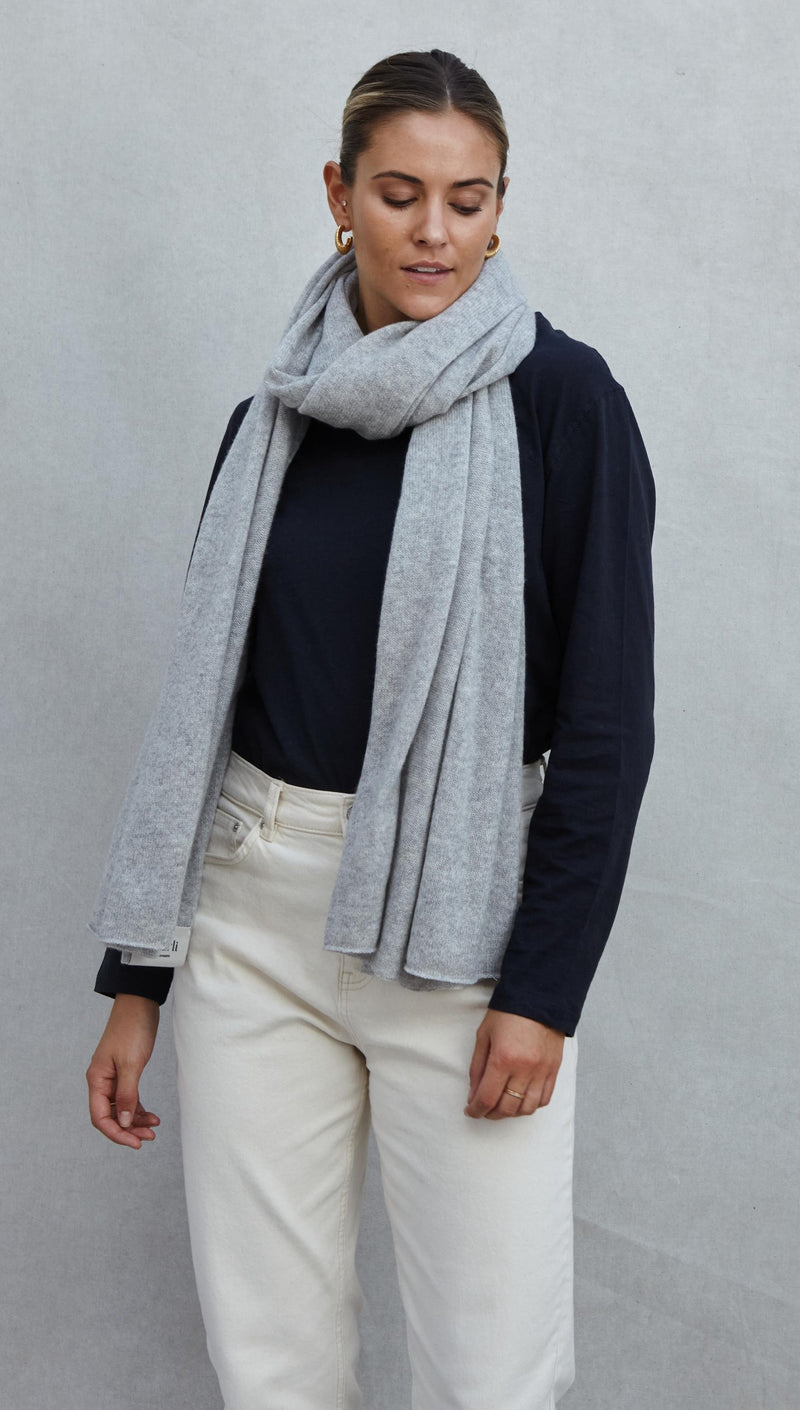 CASHMERE TRAVEL WRAP - LIGHT GREY MELANGE