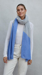 CASHMERE TRAVEL WRAP - LIGHT GREY MELANGE + SKY BLUE