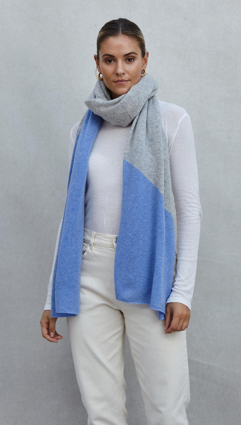 CASHMERE TRAVEL WRAP - LIGHT GREY MELANGE + SKY BLUE