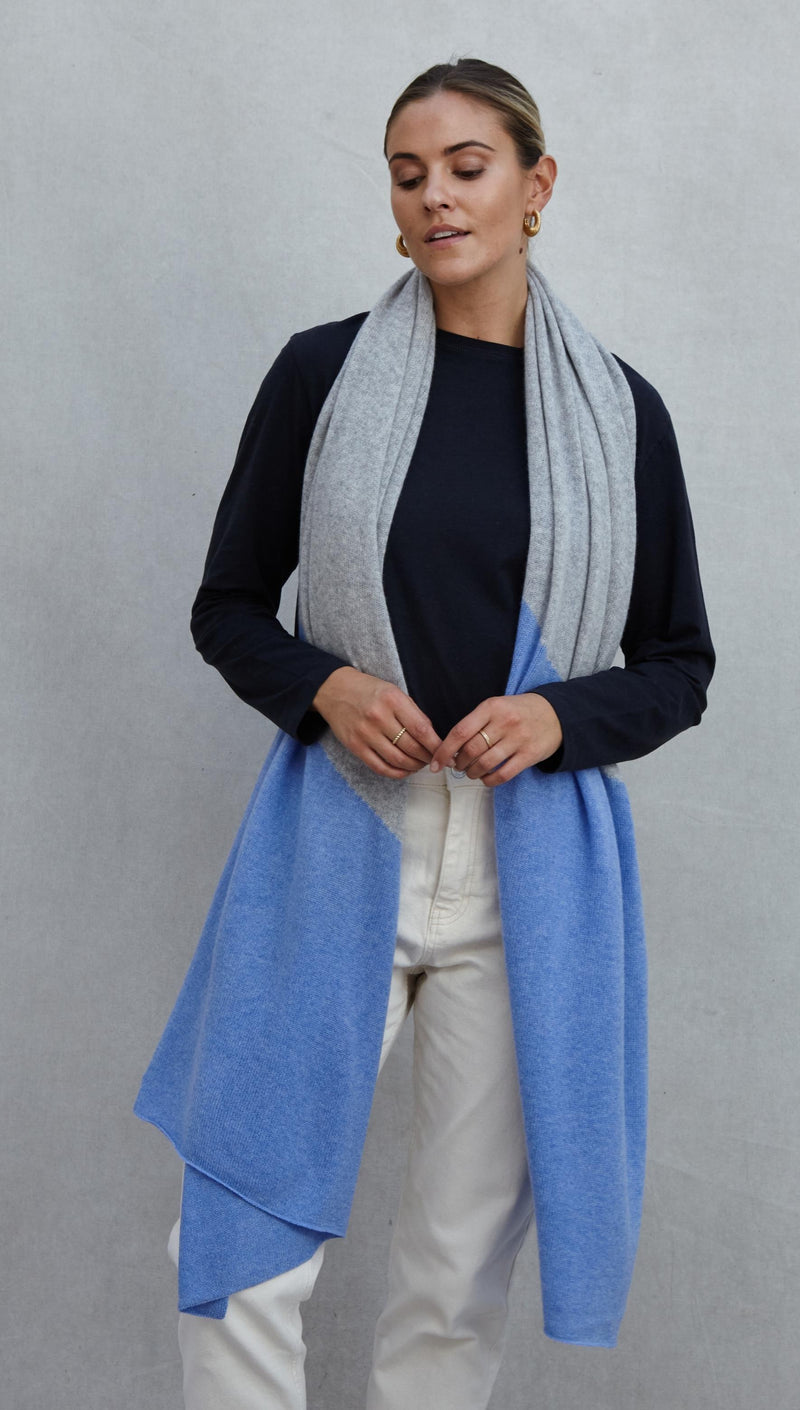 CASHMERE TRAVEL WRAP - LIGHT GREY MELANGE + SKY BLUE