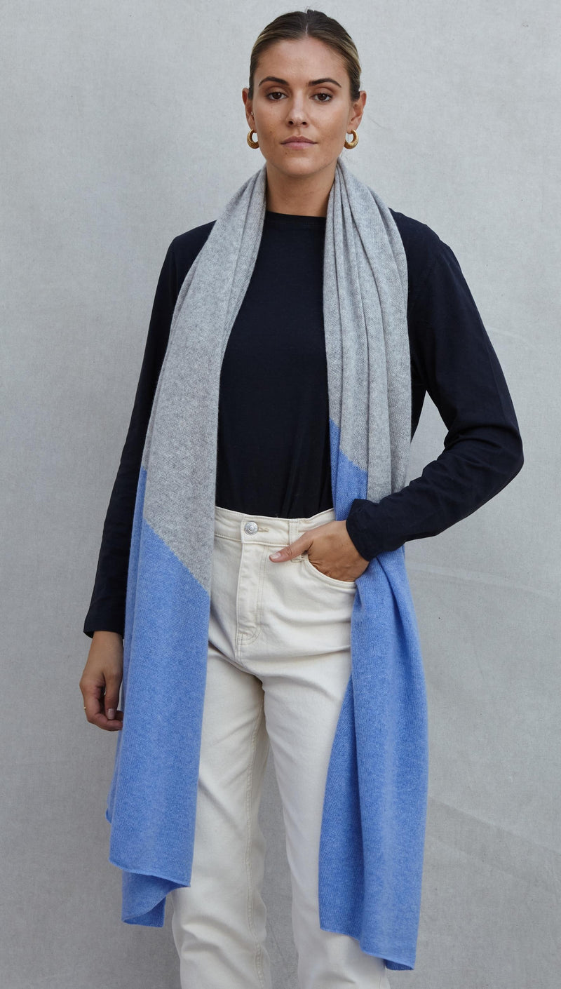 CASHMERE TRAVEL WRAP - LIGHT GREY MELANGE + SKY BLUE